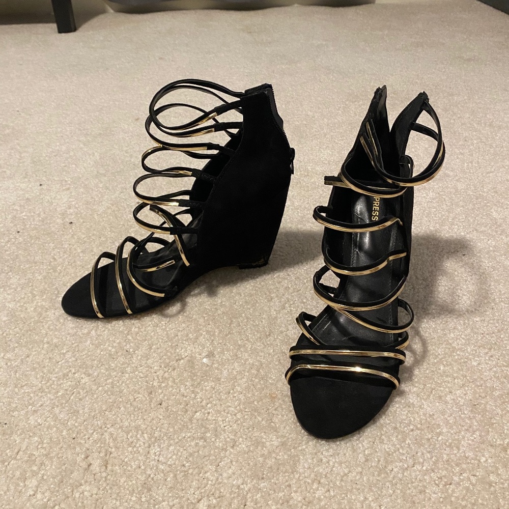 Black wedges